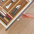 Anna fix méretű négy rekeszes bambusz evőeszköztartó fiókbetét a konyhaszekrény egyik fiókjában