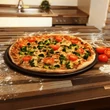 Sötétszürke színű szénacél pizzaforma és pizza sütő tálca egy éppen frissen elkészült pizzával a konyhapulton