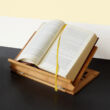 Bambusz kotta és könyvtartó állvány kinyitott vastag könyvvel