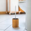 Bungo wc kefe és tartó készlet wc kagyló mellett a földön elhelyezve