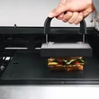 Grillező lap öntöttvasból sütögetés közben egy gázgrillen használva