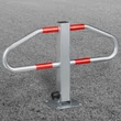 Kulccsal zárható lehajtható acélból készült parkolásgátló és parkolóőr piros színű fényvisszaverő matricával használatra készen