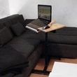 Gant laptop tartó állvány és notebook asztal a nappaliban kanapé mellett elhelyezve