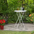 Fehér polyrattan bárasztal frissítővel az asztallapon