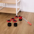 Műanyag és acél keverékéből kialakított bútormozgató szett elemei a nappaliban a laminált padlón