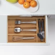 Konyhaszekrény fiókjában elhelyezett emina bambusz evőeszköztartó felülnézetből evőeszközökkel