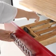 Piros frontos konyhaszekrényben elhelyezett emina bambusz fiókbetét különböző konyhai eszközökkel