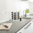 Stilno műanyag fűszertartó állvány szürke-fehér konyhapulton elhelyezve