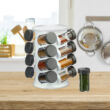 Natúr színű konyhapulton közelről fényképezett stilno műanyag fűszertartó állvány