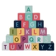 ABC fa építőkockák különböző színekben egymáson elhelyezve piramis alakban