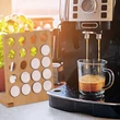 Nespresso kapszulás kávéfőző mellett a konyhapulton elhelyezett 20 férőhelyes kávékapszulatartó állvány bambuszból