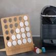 25 férőhelyes bambuszból készült Nespresso kávékapszulákhoz használható tartóállvány fehér kapszulákkal a konyhapulton