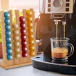 Nespresso Kapszulás kávéfőző mellett elhelyezett kapszulatartó állvány bambuszból