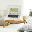Bambusz laptop asztal ágyon elhelyezve használat közben