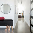 Fekete színű beltéri ülőpad modern minimalista előszobában