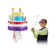 Szülinapi torta formájú színes pinata háttérben egy bekötött szemű kissráccal