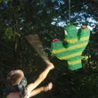 Csokoládével és cukorkával tölthető zöld színű kaktusz alakú pinata