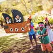 Sötétbarna színű kalózhajó formájú pinata fekete vitorlákkal