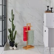 Modern minimal design fürdőszobában elhelyezett aharo bambusz törölközőtartó állvány
