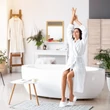 Minimal design modern fürdőszoba a háttérben egy falra szerelt bambusz Jonga tükörrel