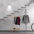 Longi összecsukható ruhaállvány modern lépcső alatt elhelyezve