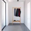 Előszoba végében elhelyezett longi összecsukható ruhaállvány