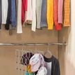 Gardróbszekrénybe felakasztott kendőtartó vállfa 