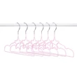 5 darab pink gyerek vállfa egymás mellett egy ruhatárolón