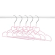 5 darab rózsaszín gyermek vállfa szív alakú mintával az akasztó alatt egy vállfatartó rúdon