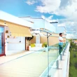 Penthouse lakás teraszára felszerelt feltekerhető napellenző sárga-fehér ponyvával