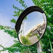 45 cm átmérőjű fekete színű közlekedési és forgalmi tükör egy oszlopra felszerelve kültéren