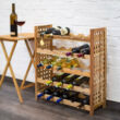 dekoratív bortartó polc és borospolc borokkal felpakolva egy összecsukható asztal mellett
