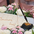 Tollal írható felületű szív alakú fa puzzle és kirakós alternatív vendégkönyvként használva egy szálláshelyen