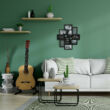 zöld színű fal előtt elhelyezett fehér kanapé felett egy fallon kollázs képkeret