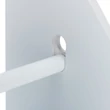 Wc papír tartó egy keskeny fürdőszobai szekrény tetején levehető tartórúddal