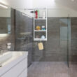 Modern épített zuhanyzóban elhelyezett fehér színű kaya zuhanypolc 