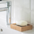 Bambuszból készült szappantartó a fürdőszobában szappannala  tetején