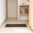 Előszobában elhelyezett fekete színű fürdőszobai szőnyeg bambuszból
