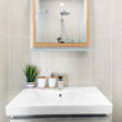 Fehér mosdópult felé szerelt bambusz keretes pof fürdőszobai polc