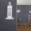 Sötétszürke falra a fürdőszobában felszerelt fali szappanadagoló nagyméretű csepptálcával az egyik sarokban