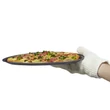 Krém színű aramid hővédő kesztyűben pizzatálcát tartó kar