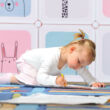 rajzoló kislány háttérben a Zoo gyermek mobil gardrób egy részével