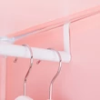 Ruhaakasztó rúd egy rózsaszín variálható elemekből álló gyermek szekrény belsejében