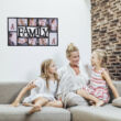 Family feliratos képkeret előtt 3 személy a nappaliban