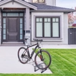 modern stílusú családi ház előtt elhelyezett kétállásos kerékpártároló a felhajtón