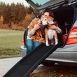 Két részből álló fekete színű műanyag összehajtható kutyarámpa egy kombi csomagteréhez állítva