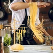 Bambuszból készült tésztaszárító állvány spagetti tészta készítés közben