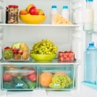 Hűtőben használható műanyag tároló gyümölccsel megtöltve