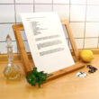 Bok szakácskönyv tartó konyhai környezetben a munkapulton