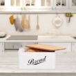 Fehér színű modern konyhában a pulton elhelyezett XL méretű kenyértartó doboz